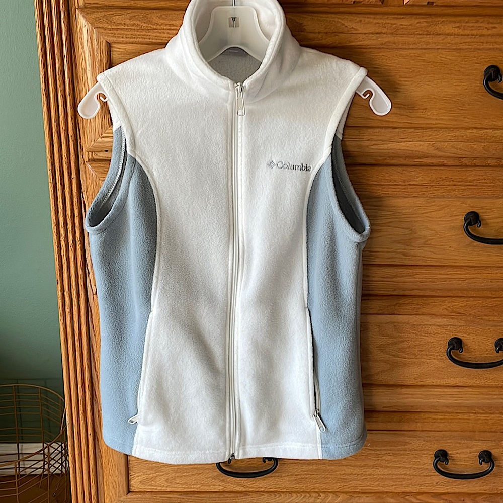 Columbia fleece size small. Vest